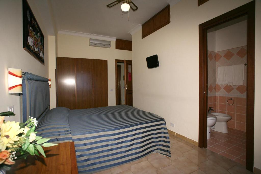 Tiburtina Guesthouse Рим Экстерьер фото