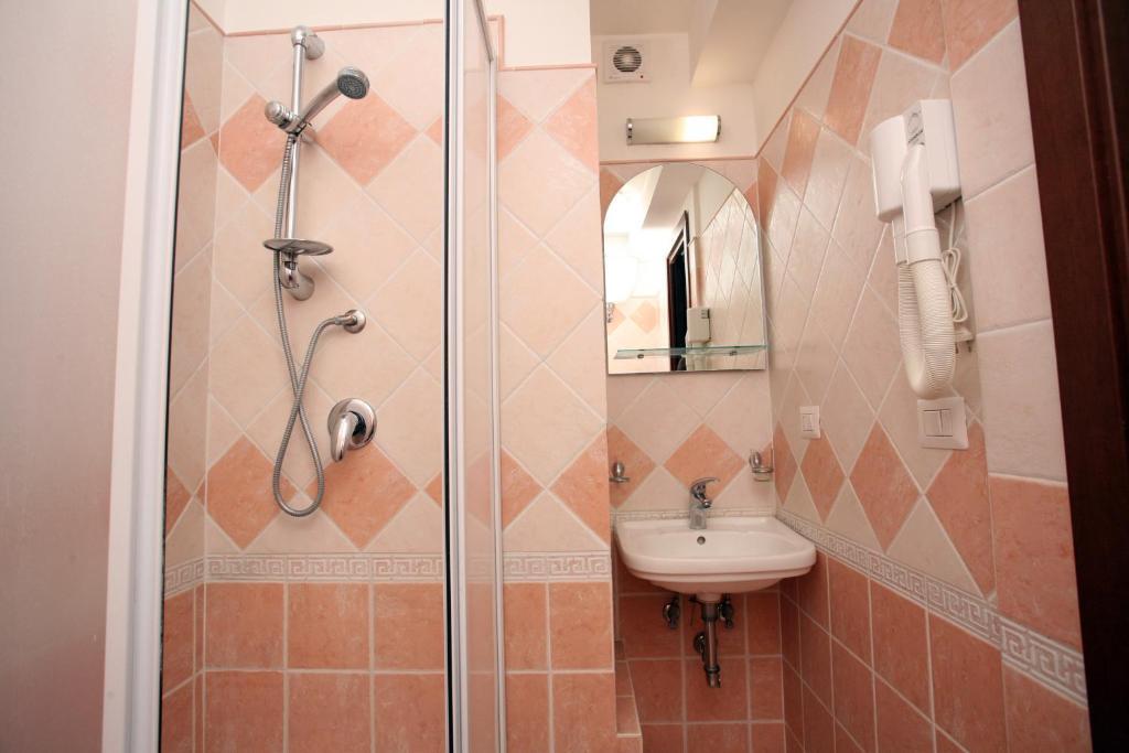 Tiburtina Guesthouse Рим Экстерьер фото
